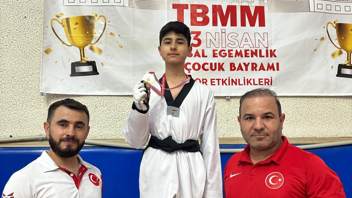 okulumuz öğrencisi Ahmet DOĞRU tekvando yarışmasında Türkiye birincisi olmuştur.